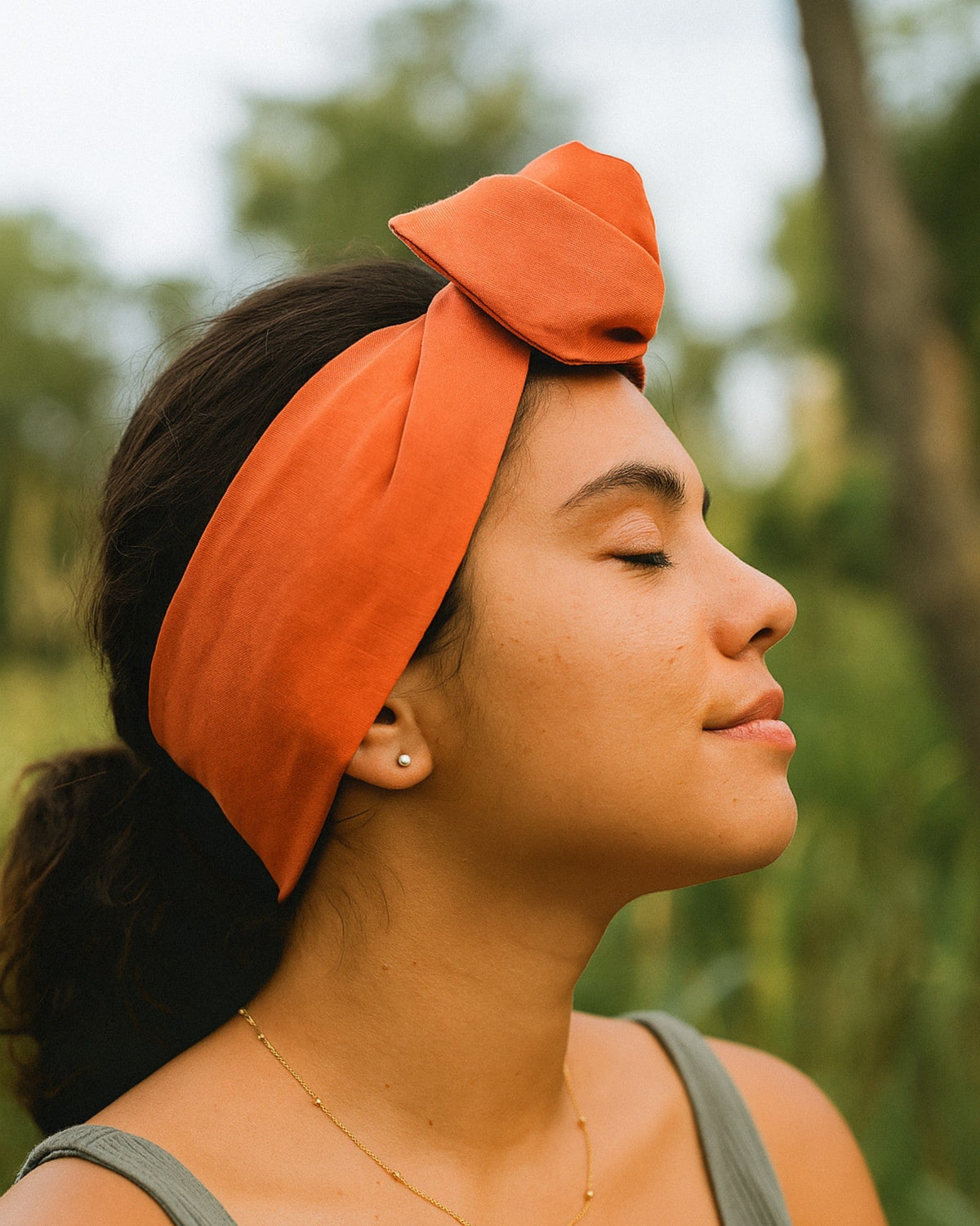 How to Wear a Wire Headband: Style It Your Way