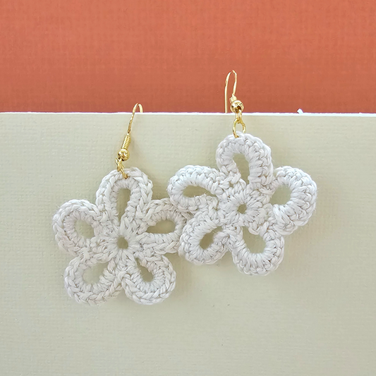 Cream Daisy Crochet Earring